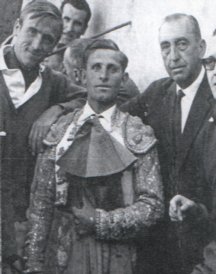 Fotografía antigua de los medinenses, de izquierda a derecha, Manolo Blázquez Jiménez-torero, Agustín Boya -El Cuco-torero, D. Pedro Zaera León-ganadero y D. Luis Miguel Díez Cifuentes-médico.